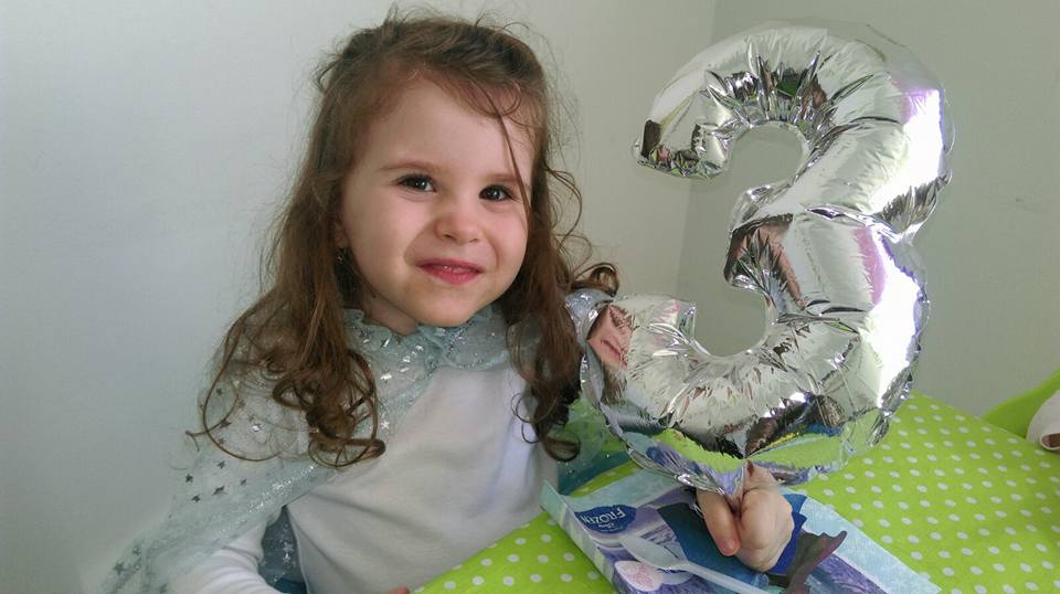 Isabela a implinit 3 ani. A fost rasfatata familiei si a primit un balon cu cifra varstei sale