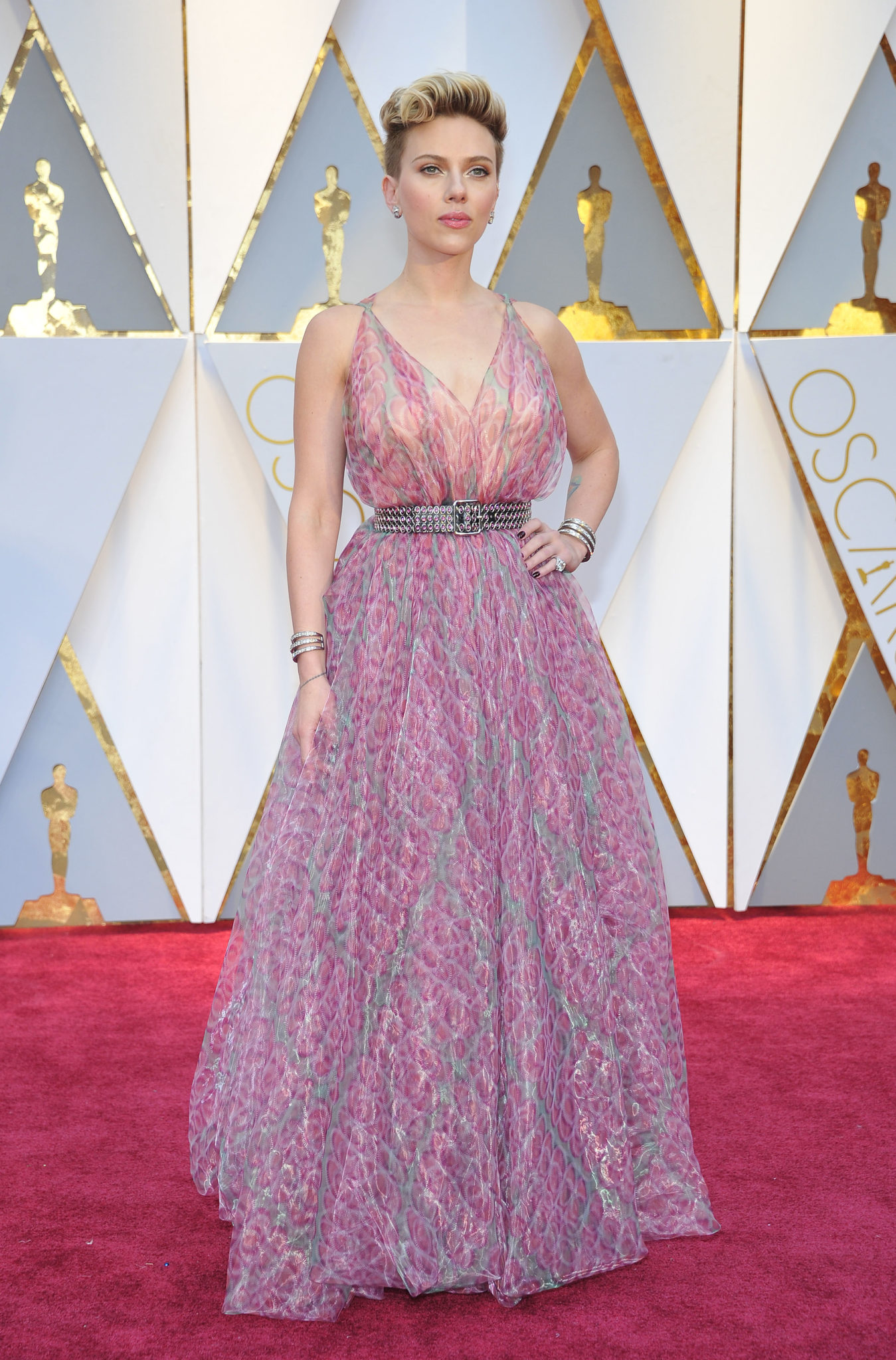 Scarlett Johansson, cat se poate de serioasa intr- tinuta multi-colora