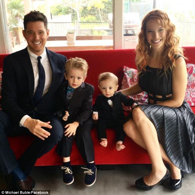 Michael Buble, alaturi de familia sa: micutul Noah, fratele lui Eli si sotia, Luisana