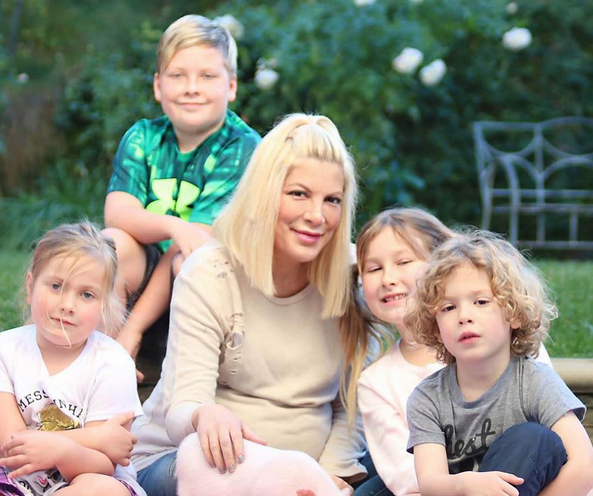 Tori Spelling mai are patru copii 