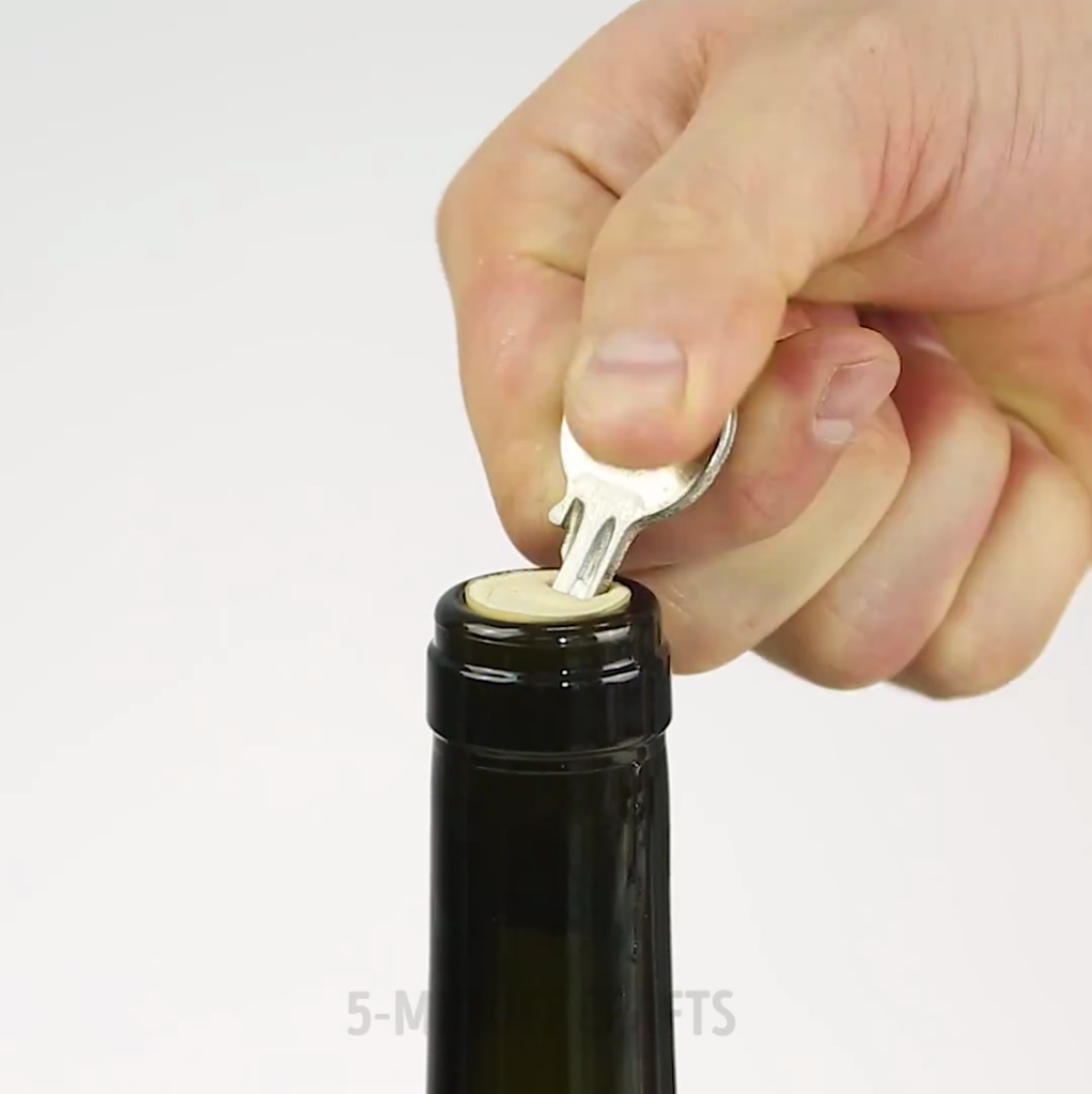 theory Grand Situation GENIAL! Cum deschizi o sticla de vin cu o simpla cheie! :O Sigur nu stiai  trucul asta VIDEO