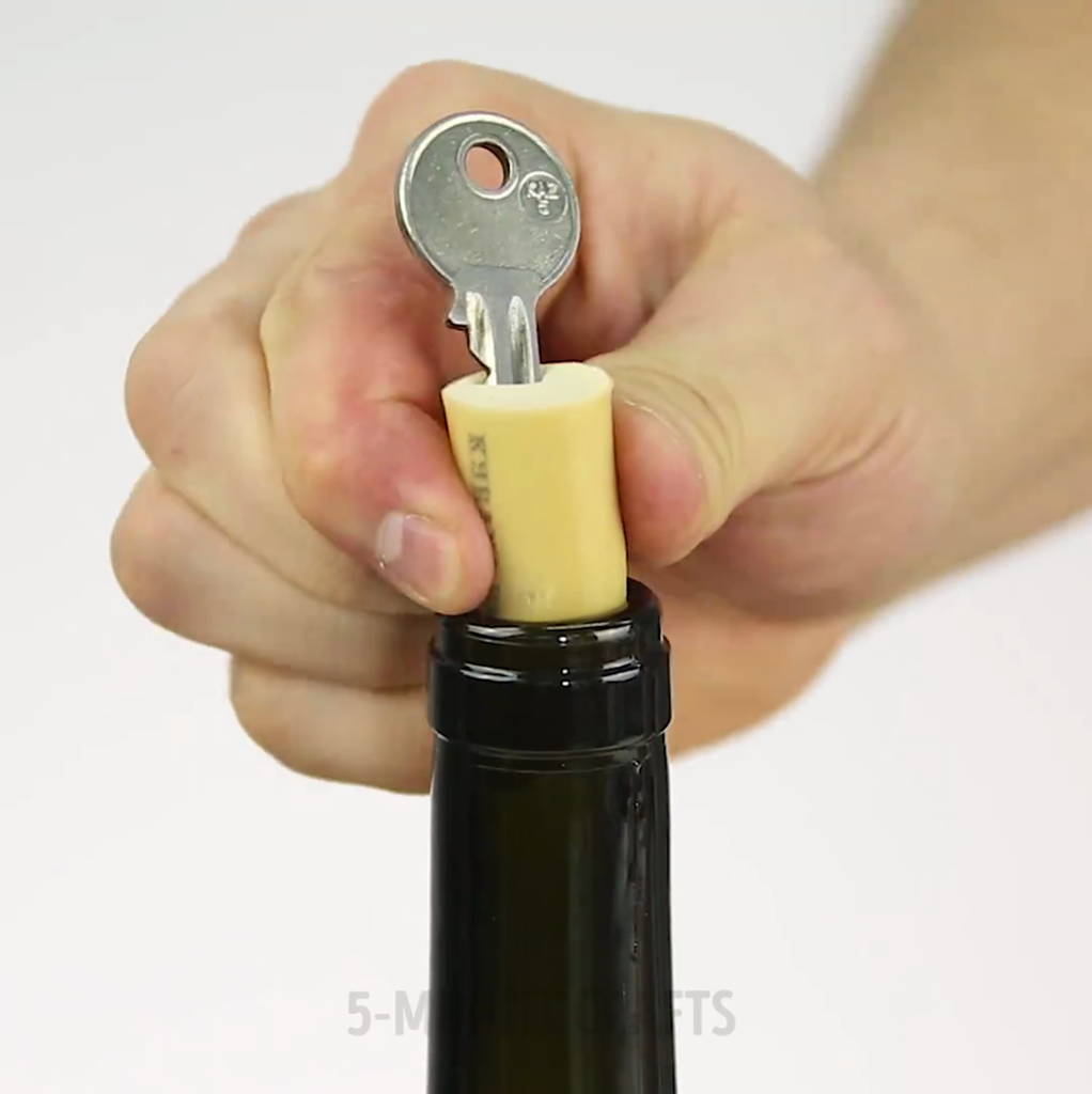 theory Grand Situation GENIAL! Cum deschizi o sticla de vin cu o simpla cheie! :O Sigur nu stiai  trucul asta VIDEO