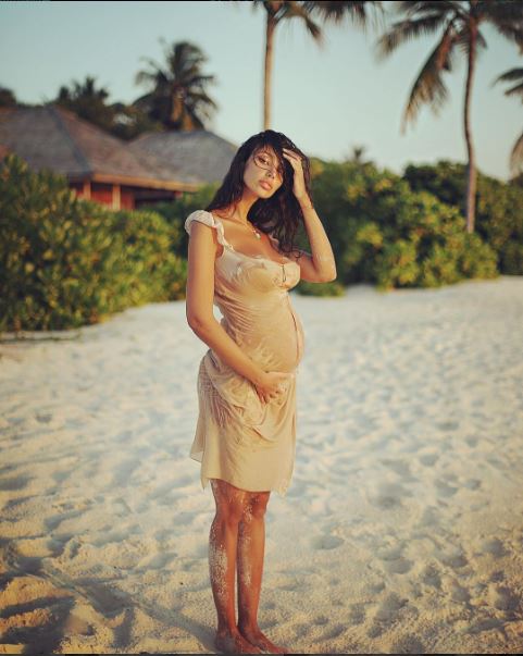 Dupa ce a recunoscut ca e gravida, Madalina Ghenea a publicat mai multe imagini cu burtica ei