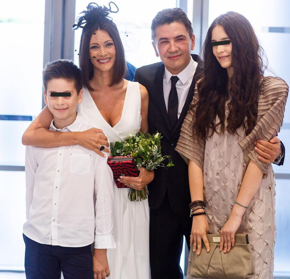     Andreea, impreuna cu cei doi copii, si sotul ei, Constantin Stan