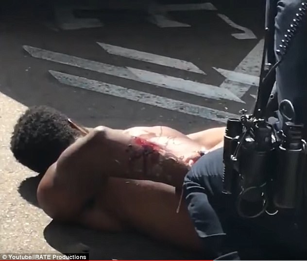 Trei politisti si-au lasat cainele sa muste un suspect