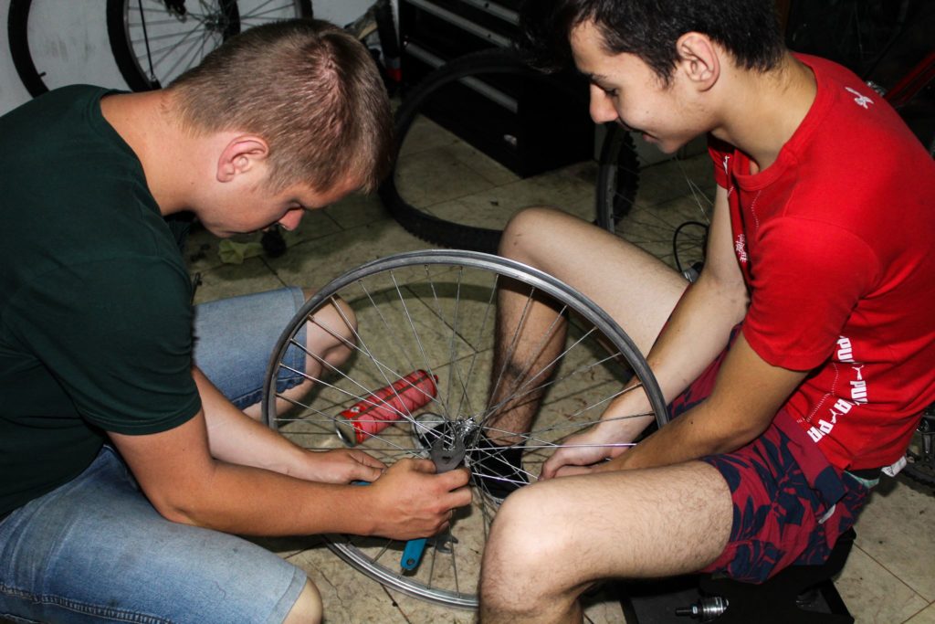 Andrei, cel mai tanar mecanic de biciclete din Romania