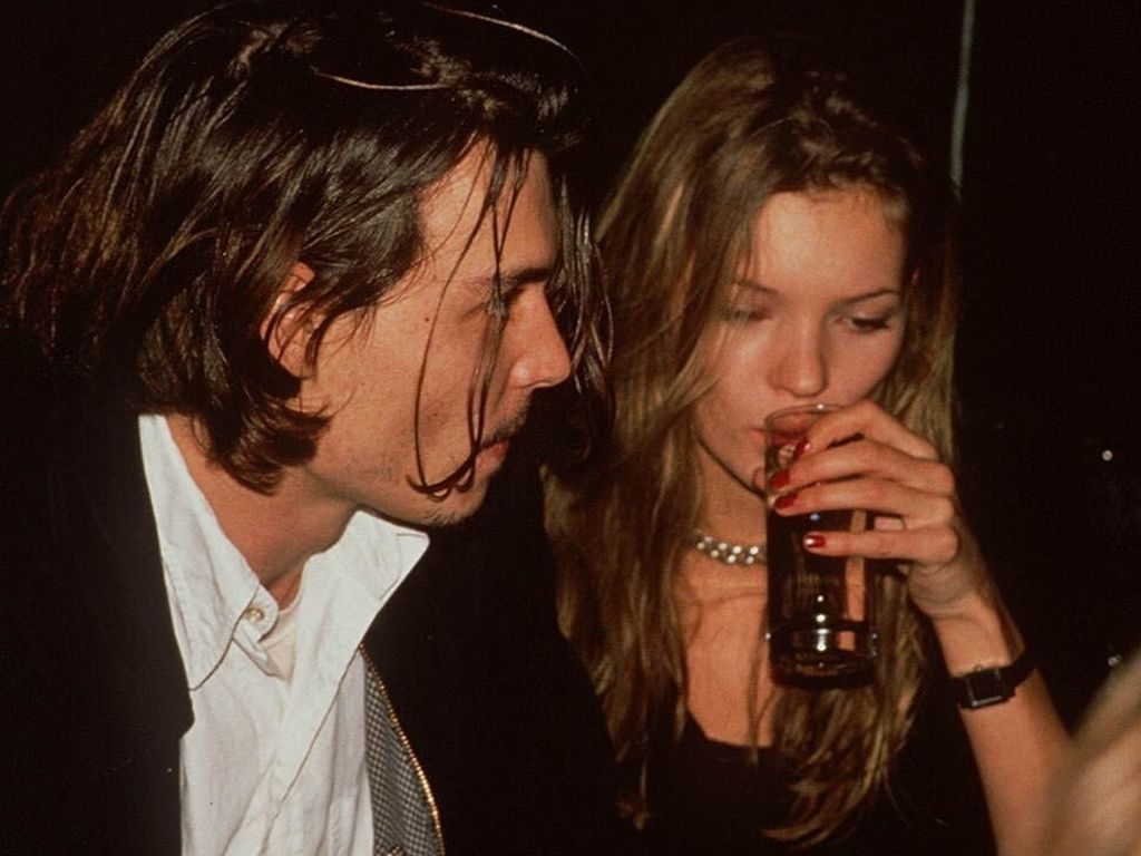 Apropiatii lui Kate Moss au sustinut tot timpul ca cel care a invatat-o pe vedeta sa consume droguri si sa bea a fost Johnny Depp