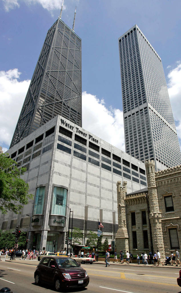 Atunci cand se afla in Chicago, Oprah locuieste intr-un duplex de 900 de metri patrati, situat in Water Tower Place