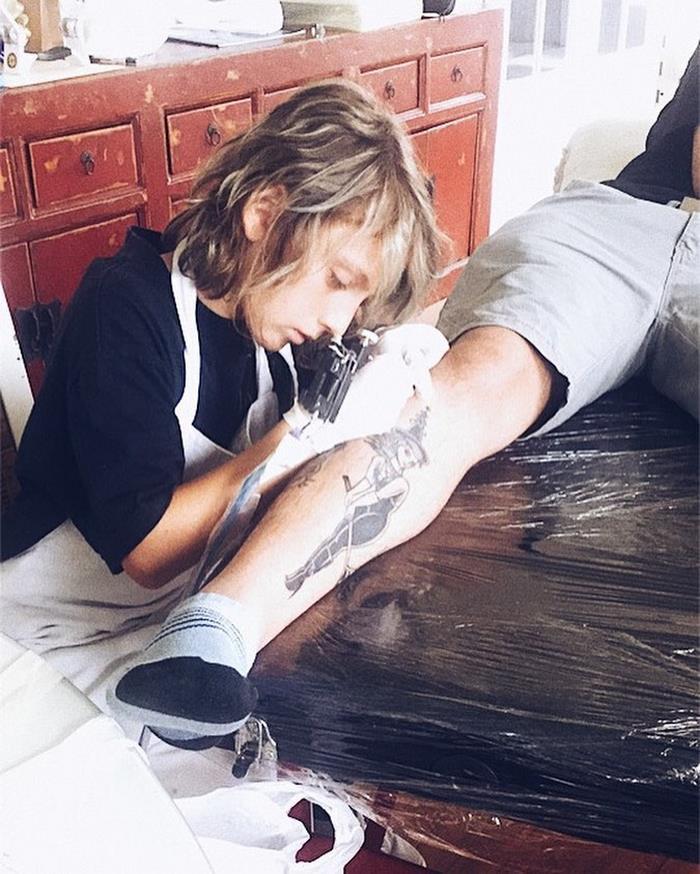 Artist tatuator la doar 12 ani! Povestea baietelului care face desene superbe pe piele
