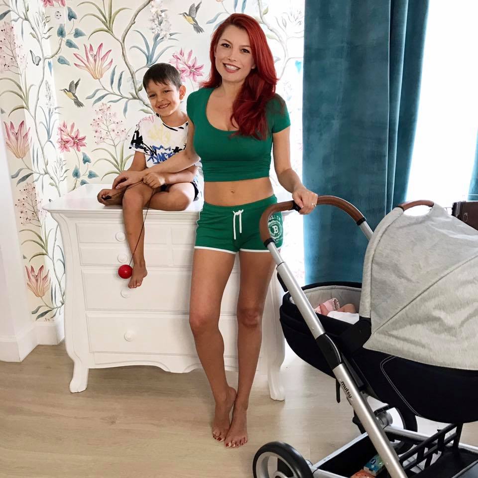 Elena Gheorghe si cei doi copii, Nicholas (6 ani) si fetita nou-nascuta
