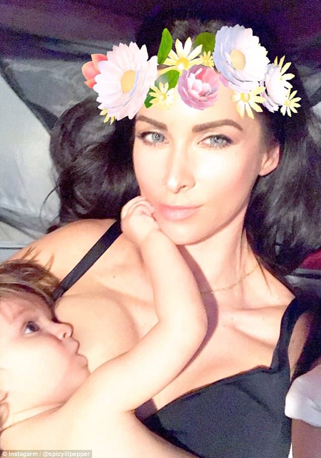 Cea mai sexy mamica din lume e un model Playboy