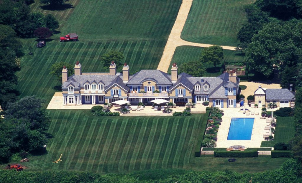Proprietatea din East Hampton a sotilor Seinfield valoreaza 32 de milioane de dolari. Ea a fost achizitionata de Seinfield, in 2000, de la Billy Joel