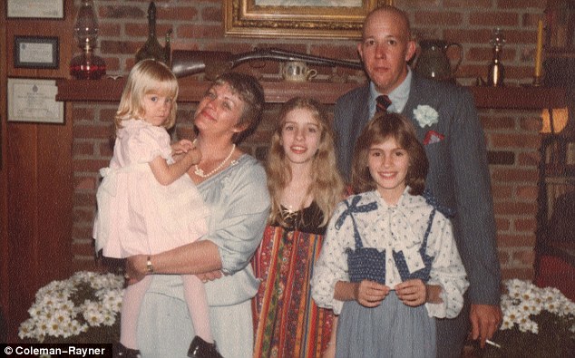 Julia Roberts, alaturi de surorile ei, Lisa si Nancy, mama sa, Betty Lou Bredemus si tatal vitreg, Michael Motes