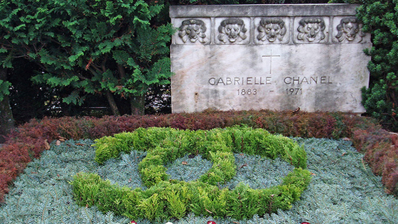 Mormantul lui Coco Chanel de la Lausann, de unde nu puteau sa lipseasca cele doua simboluri ale brandului, Leul-zodia creatoarei de moda, si sigla Chanel 