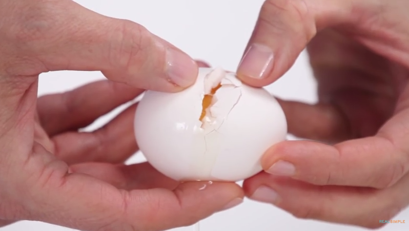 Cum sa spargi corect un ou
