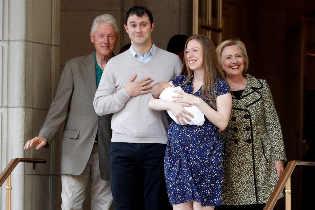 Cuplul prezidential, alaturi de fiica lor, Chelsea Clinton si de sotul acesteia, dupa ce a nascut-o pe Charlotte, in septembrie 2014 