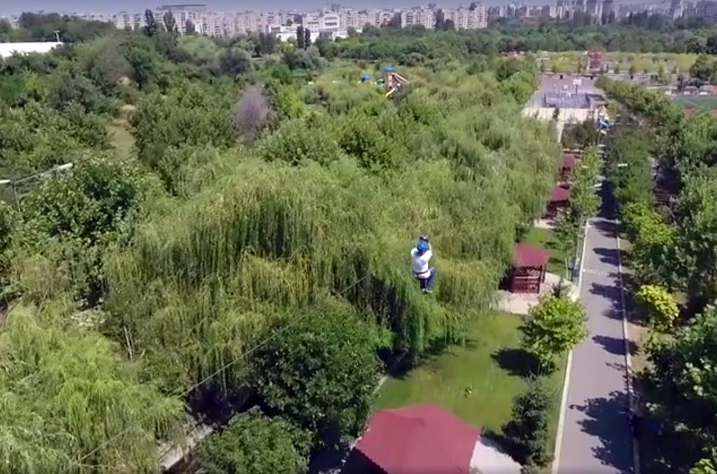 Tanara accidentata in Parcul Lumea Copiilor din Bucuresti