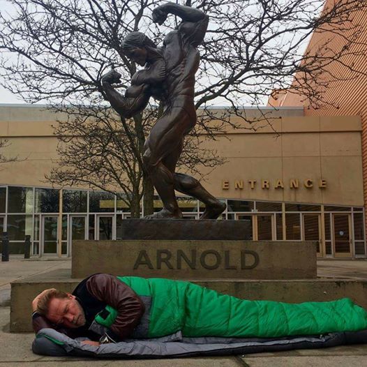 Arnold Schwartzenegger a ajuns sa doarma pe strada, ca oamenii fara casa!