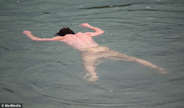 Trupul unui barbat a fost vazut plutind pe apa