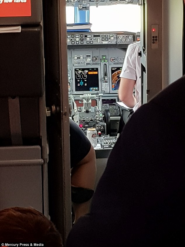 Descoperirea unui pasager in cabina pilotului cu care zbura