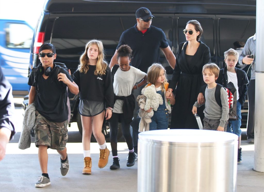 Angelina Jolie are 6 copii, dintre care 3 naturali si 3 adoptati 