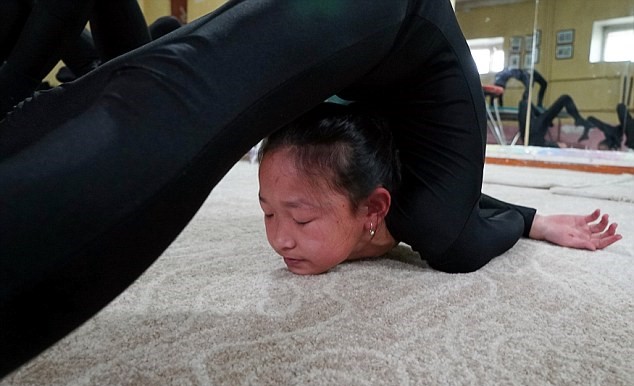 Fetitele petrec ore in sir in antrenamente infricosatoare pentru a deveni contorsioniste