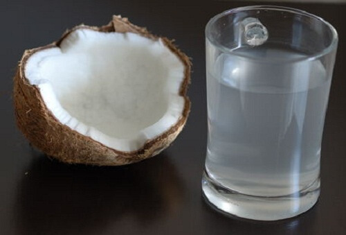 Apa de cocos: beneficii pentru trup