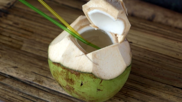 Apa de cocos: beneficii pentru trup