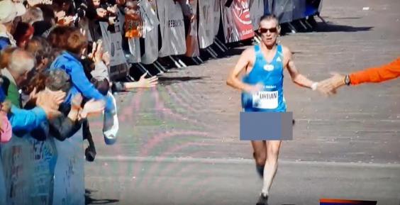 maratonist aleagra cu penisul pe afara 1