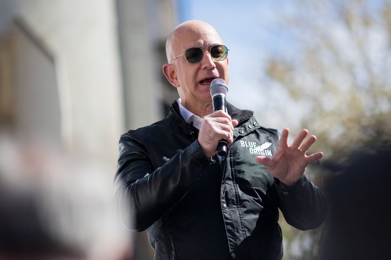 Cel mai bogat om din lume Jeff Bezos