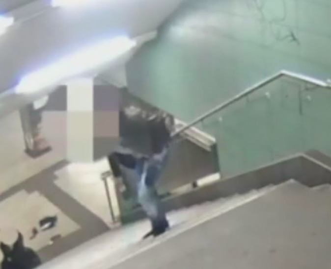 Incident la metrou! Un barbat a impins o femeie pe scari