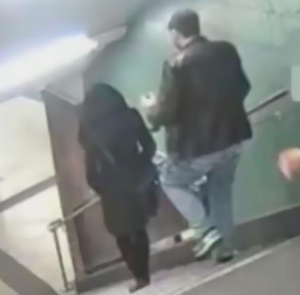 Incident la metrou! Un barbat a impins o femeie pe scari