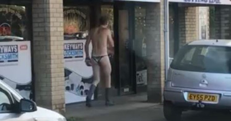 Barbat filmat in timp ce se plimba gol pe strada, in ger