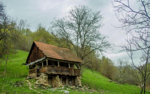 Satul din Romania in care mortii se ingroapa cu craci pe ei!