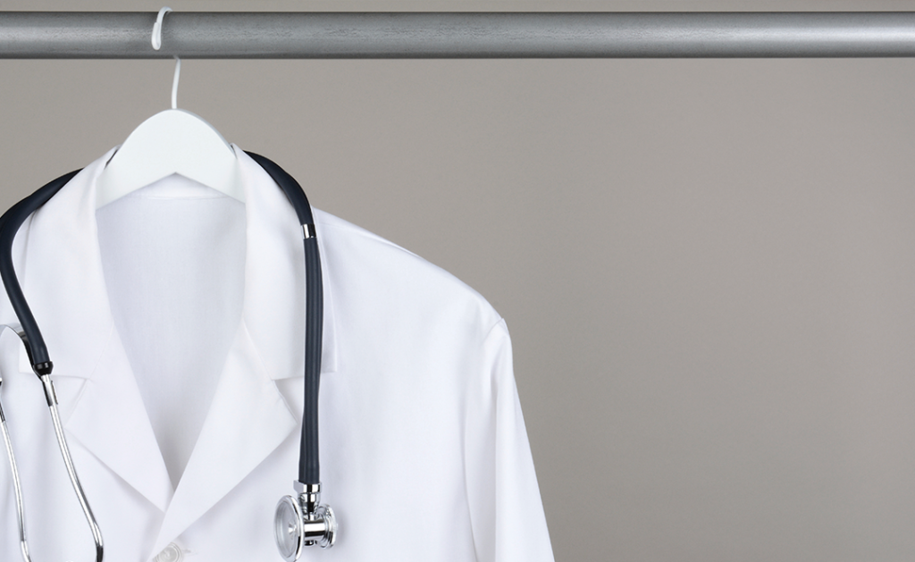 De ce doctorii poarta halate albe