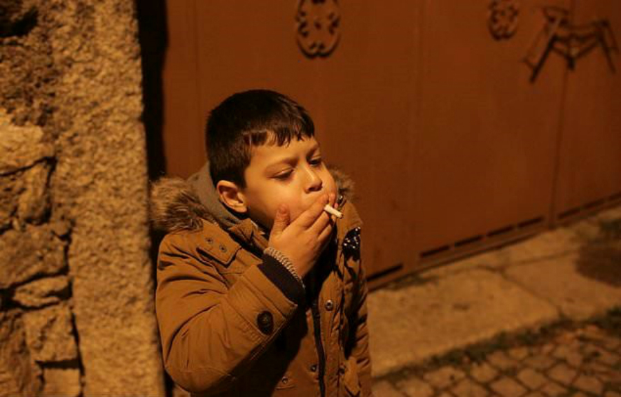 Satul in care copiii sunt obligati de parinti sa fumeze