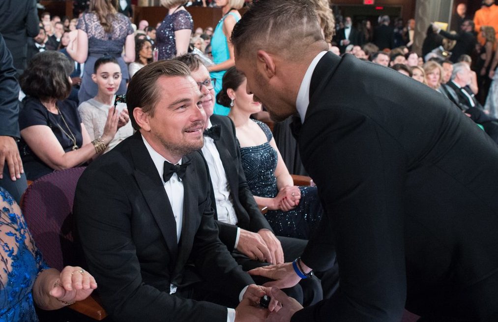 Ce l-a pus Leonardo DiCaprio pe Tom Hardy sa isi scrie pe brat