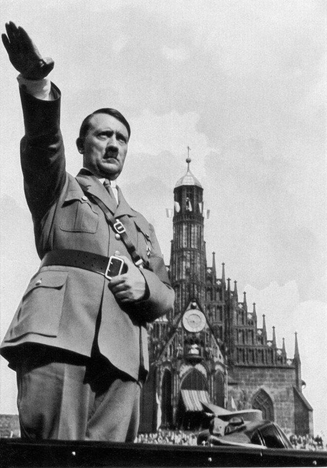 Adolf Hitler si-a inscenat moartea!