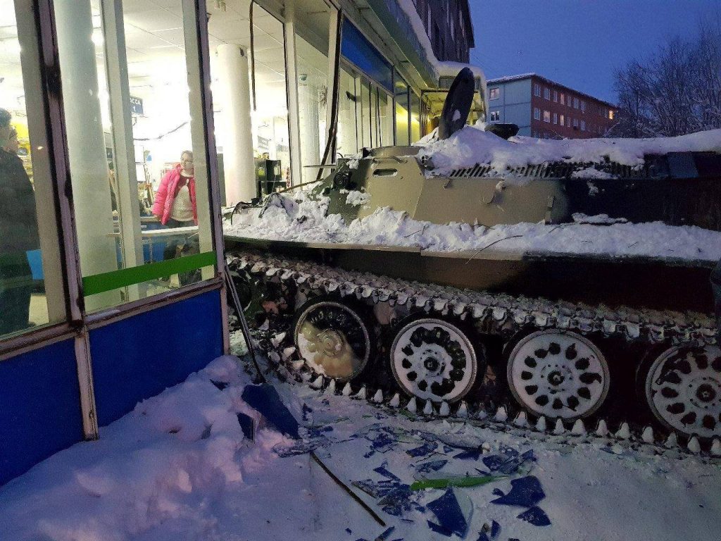 Barbatul a furat un tanc si a intrat cu el intr-un supermarket