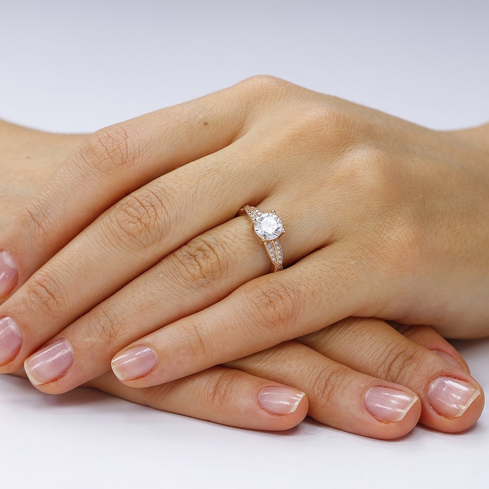 A fost ceruta de sotie si a primit un inel frumos!