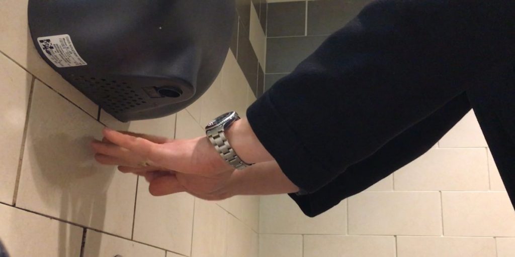 Asa arata interiorul unui uscator de maini pe care il gasesti in orice toaleta publica