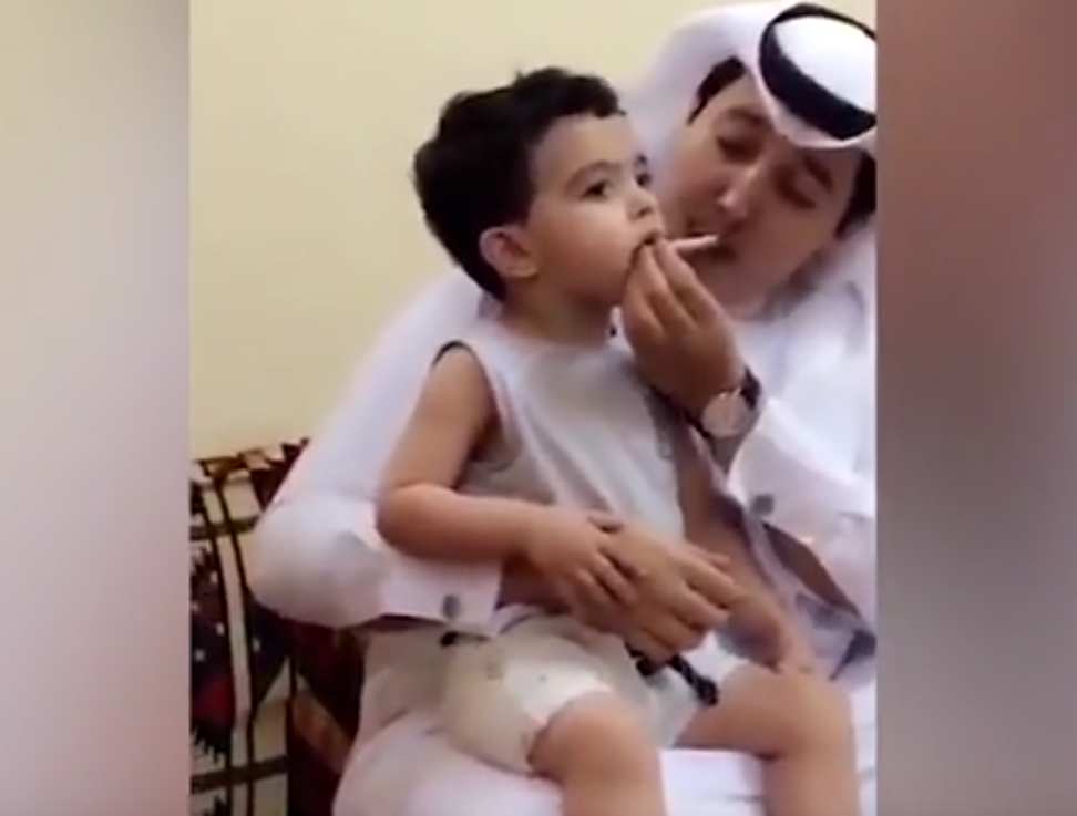 Barbatul i-a pus acestui copil o tigara aprinsa in gura