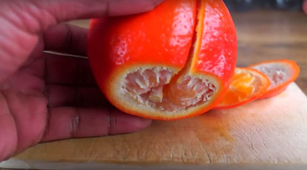 Cum cureti o portocala imediat si fara sa te murdaresti de zeama