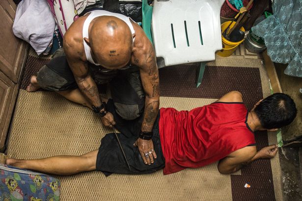 Cultul din Filipine care cioparteste membri cu macete!