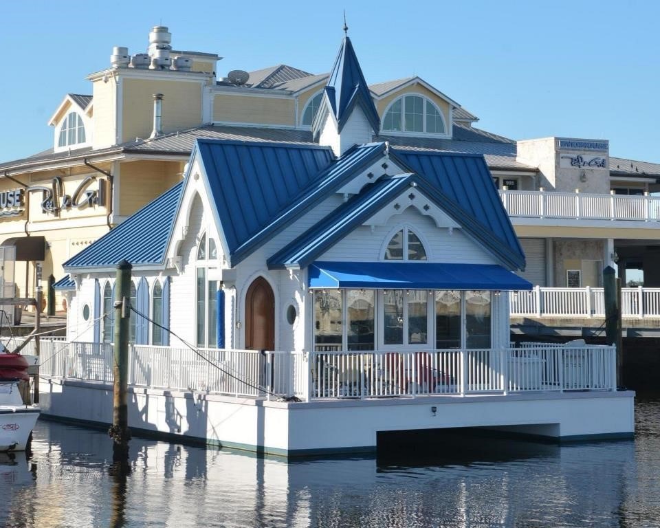 Casa asta plutitoare costa o avere, dar e genial cum arata pe interior