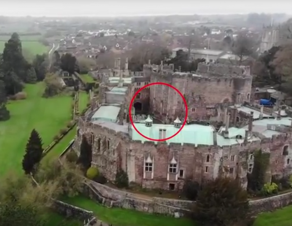 Barbatul si-a scos drona pe afara si a inceput sa filmeze imprejurimile unui castel