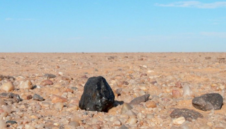 A gasit un meteorit si l-a spart imediat in mai multe bucati
