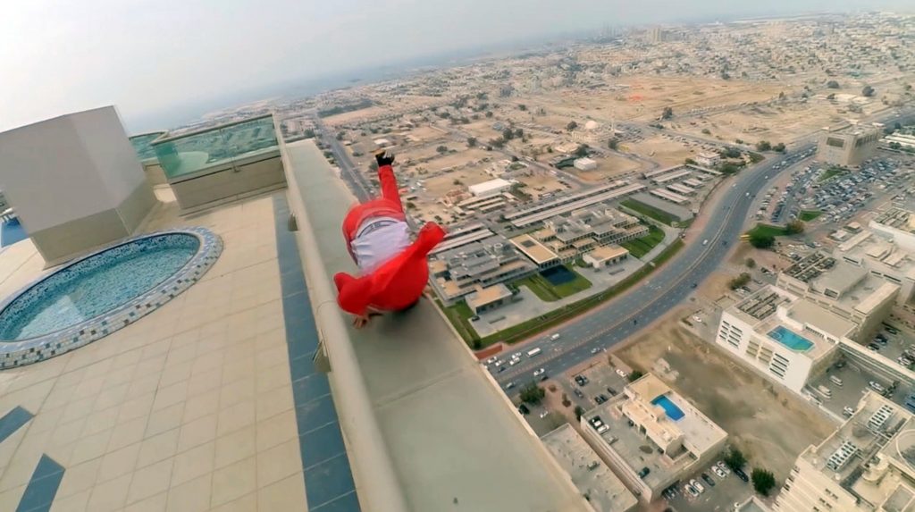 S-a urcat pe un zgarie-nori din Dubai si-a inceput sa faca scheme cu skateboard-ul