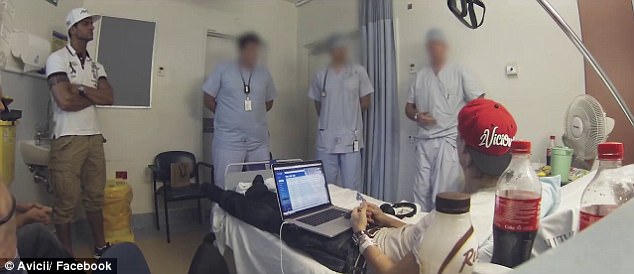 DJ Avicii, imagini de pe patul de spital