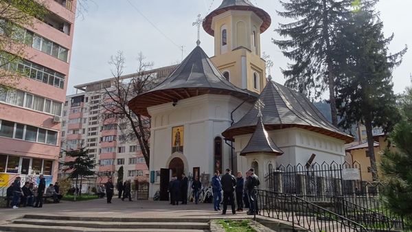 Un preot din Piatra Neamt a scos mortul din biserica